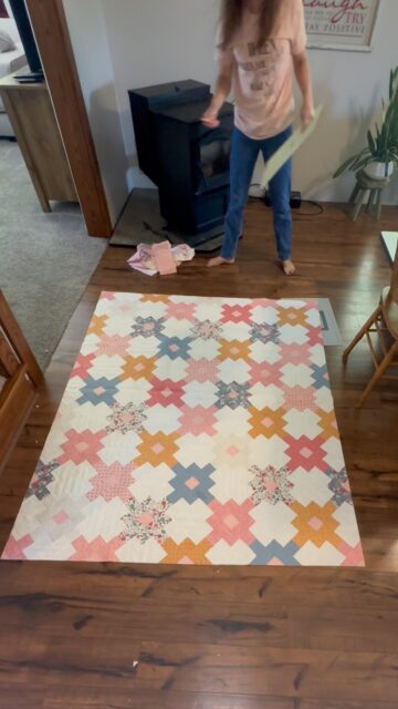I love this part but man do my knees hate it! 

Pattern: clover Fields
Fabric:Wild Honey @lellaboutique @modafabrics 
#quilting #quiltbinding #quiltpattern #quiltlife cloverfieldsquilt