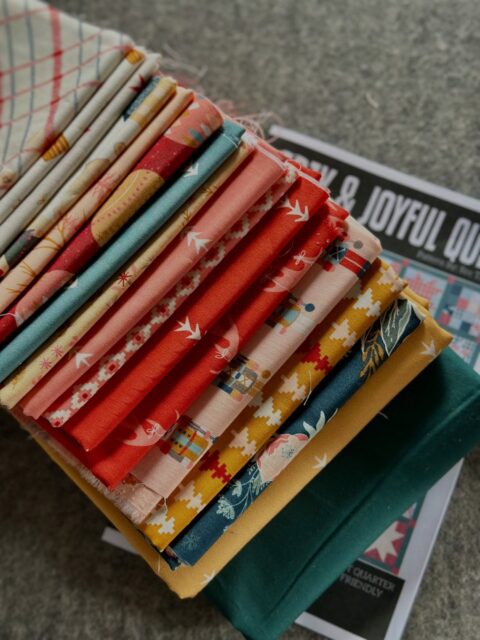 Who else got all of the snow last night? The boys have been out on the snowmobiles most of the day and I’ve stayed in my quilting room where it’s nice and warm. 

It seemed like the perfect day to cut into this bundle of @artgalleryfabrics Christmas fabric I’ve had in my stash for a while now, and I even wrote up a new quilt pattern to go along with it! #christmasquilt #christmasquilting #cozyandmagicalfabric