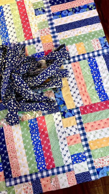 Are you team quilt it yourself or send it to a longarmer? 

Shout out to @kellyannquilts for always beautifully quilting the many quilts I don’t want to do myself. 

#quilting #machinequilting #quilt