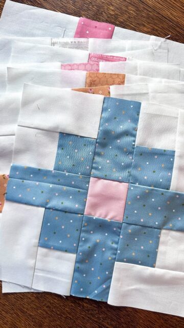 Just a little peek behind the curtain. ✂️🧵

The quilt is finished now, but here’s me in the thick of trimming blocks and wondering how a “quick sewing session” somehow turned into the entire day.

Pattern: Clover Fields
Fabric: Wild Honey 

#cloverfieldsquilt #quiltinprogress #quiltinglife #quiltpattern #quiltersgonnaquilt