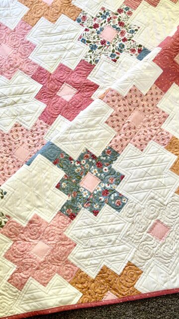 I hope you’re able to squeeze a bit of quilting time in this weekend! ❤️

Pattern: Clover Fields
Fabric:Wild Honey @lellaboutique 
Fabric purchased: @kaymariequiltco 
Custom Quilting: @kellyannquilts
